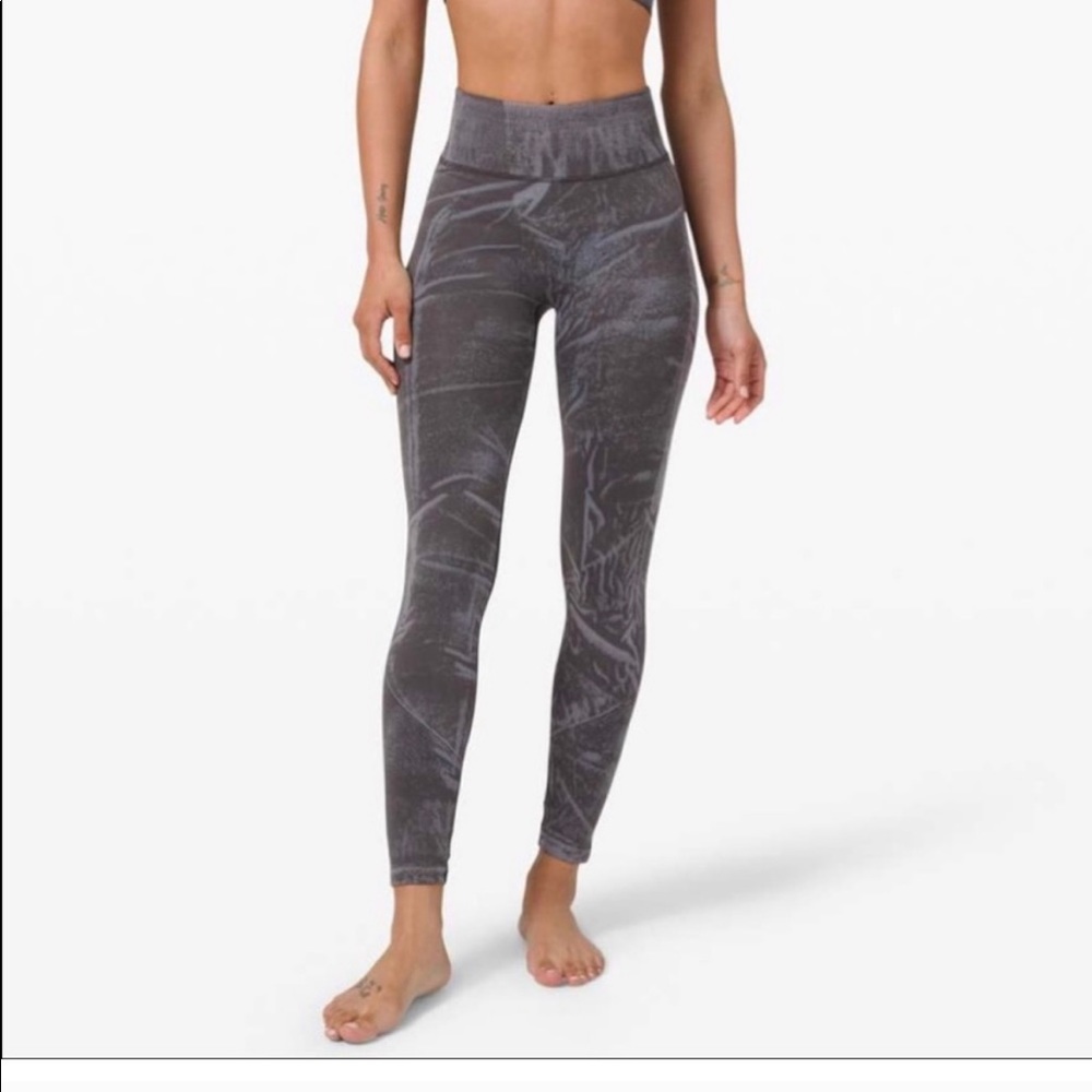 Lululemon Ebb to Street Tight *Wash
Stone Wash Graphite Grey size 4